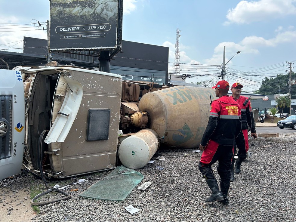 Caminhão tombou na sexta-feira (3) — Foto: Fábio Rodrigues
