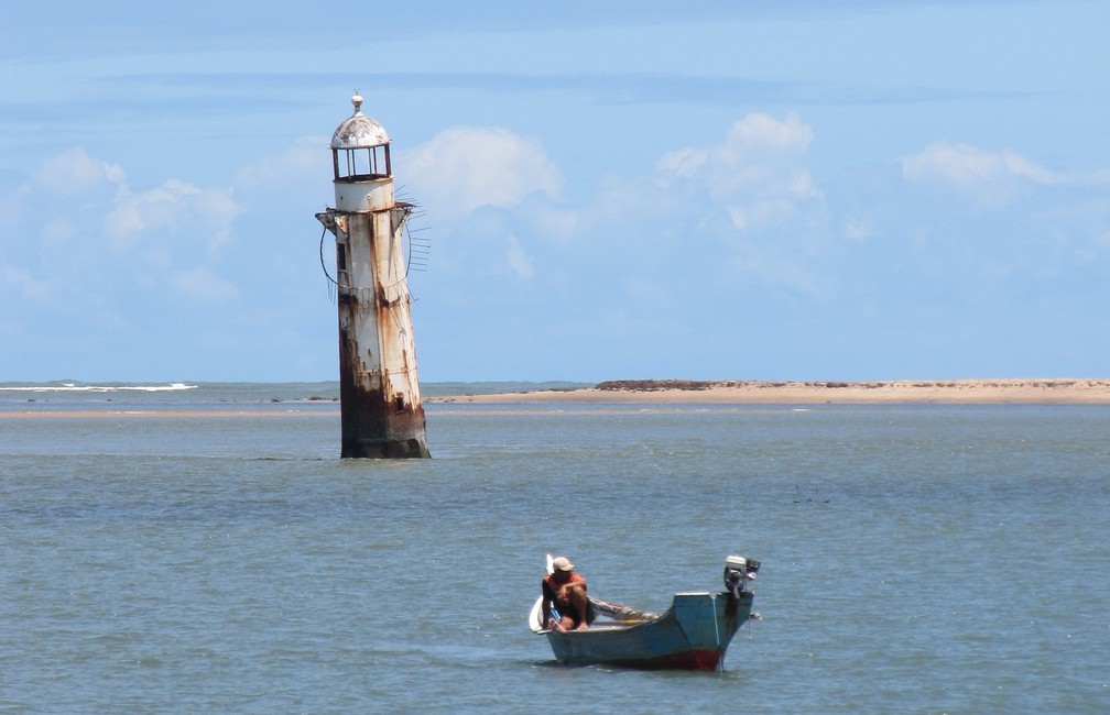 Onde havia casas, atualmente só é possível ver um farol abandonado.  — Foto: Anderson Barbosa