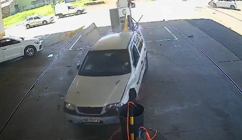 VÍDEO: carro desgovernado com mulher grávida e criança invade posto de combustíveis, no Paraná