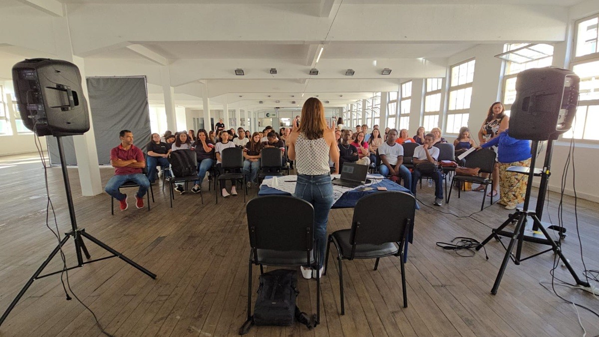 Uerj e escolas públicas promovem evento em Nova Friburgo para incentivar meninas na ciência