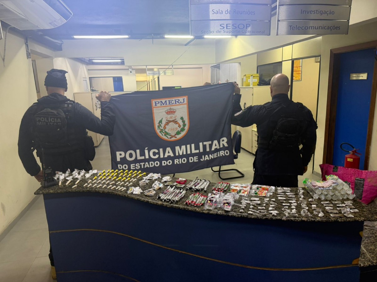 Dupla acaba presa com drogas após tentar fugir de polícia em Angra dos Reis