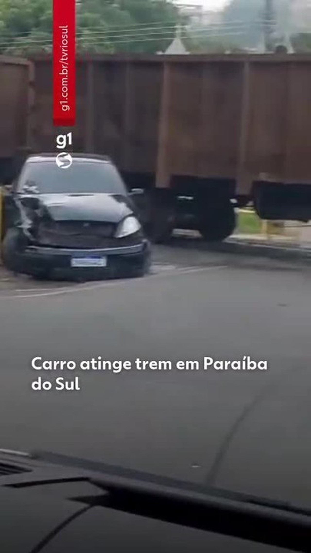 Carro atinge trem em Paraíba do Sul