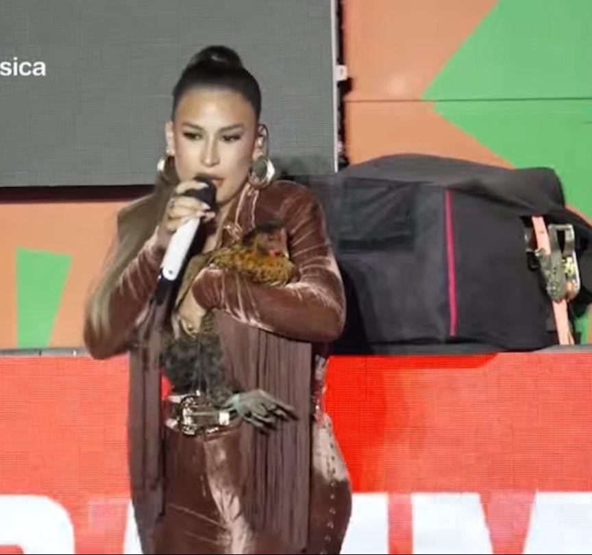 Simone Mendes ganha galinha de fã enquanto cantava em show no São João de Campina Grande; VÍDEO