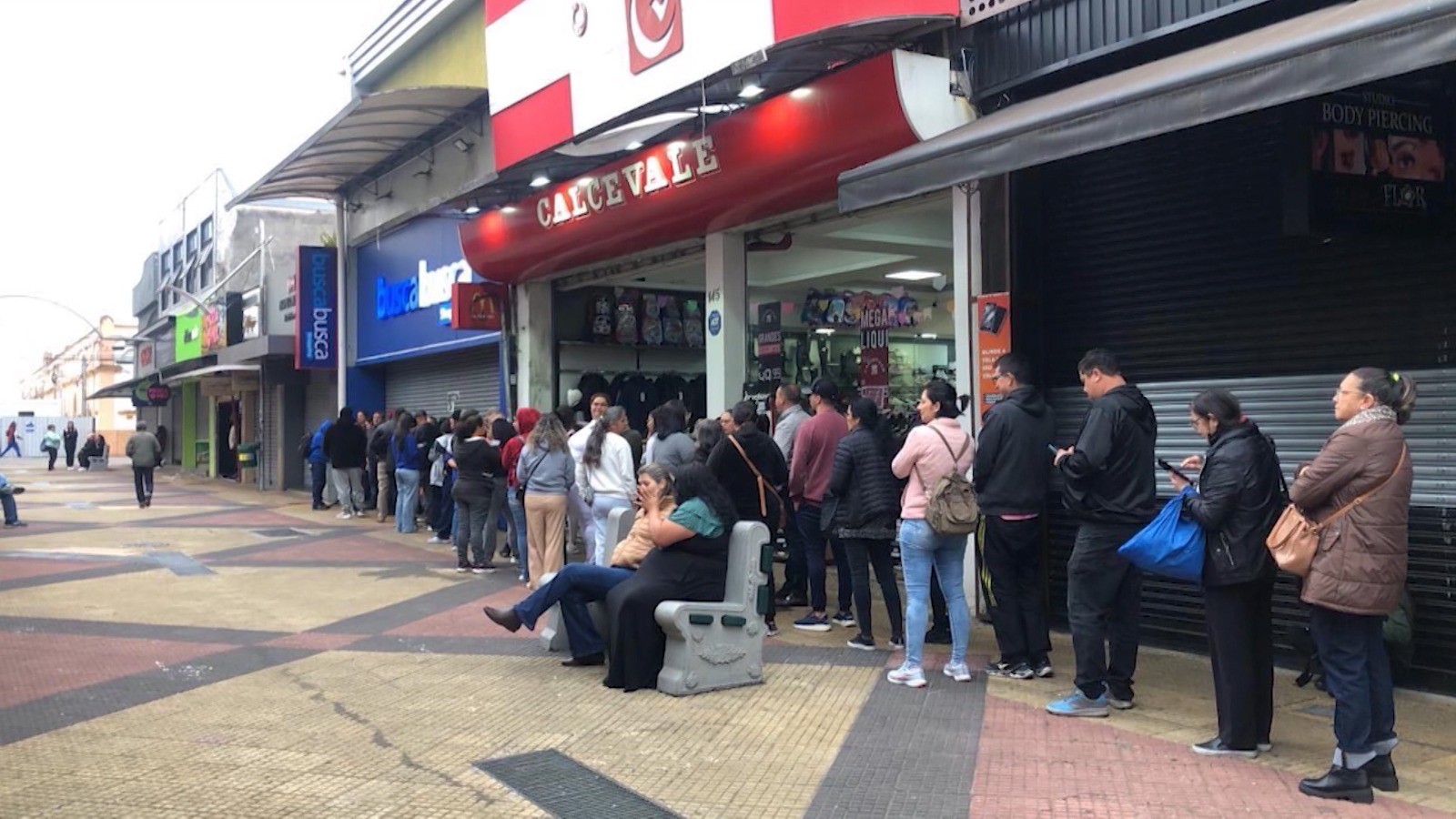 Loja popular, que gerou fila gigante em inauguração em São José dos Campos, tem impasse em vistoria de bombeiros