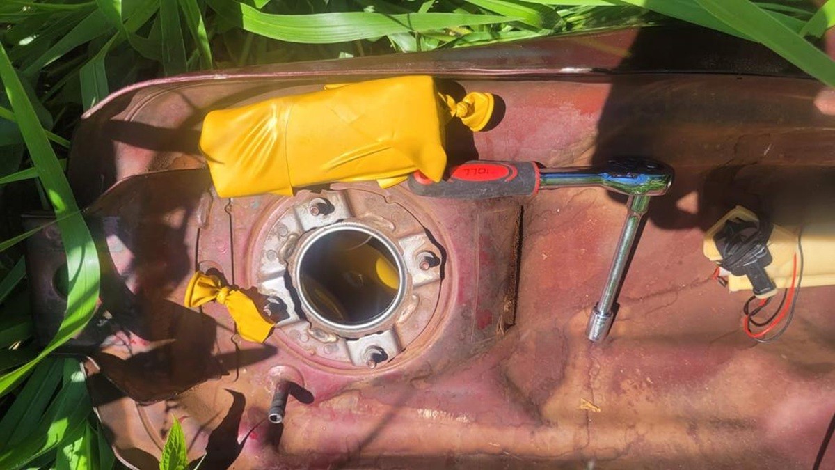 Cocaína é encontrada submersa no tanque de motocicleta na SC-480 e homem é detido; VÍDEO