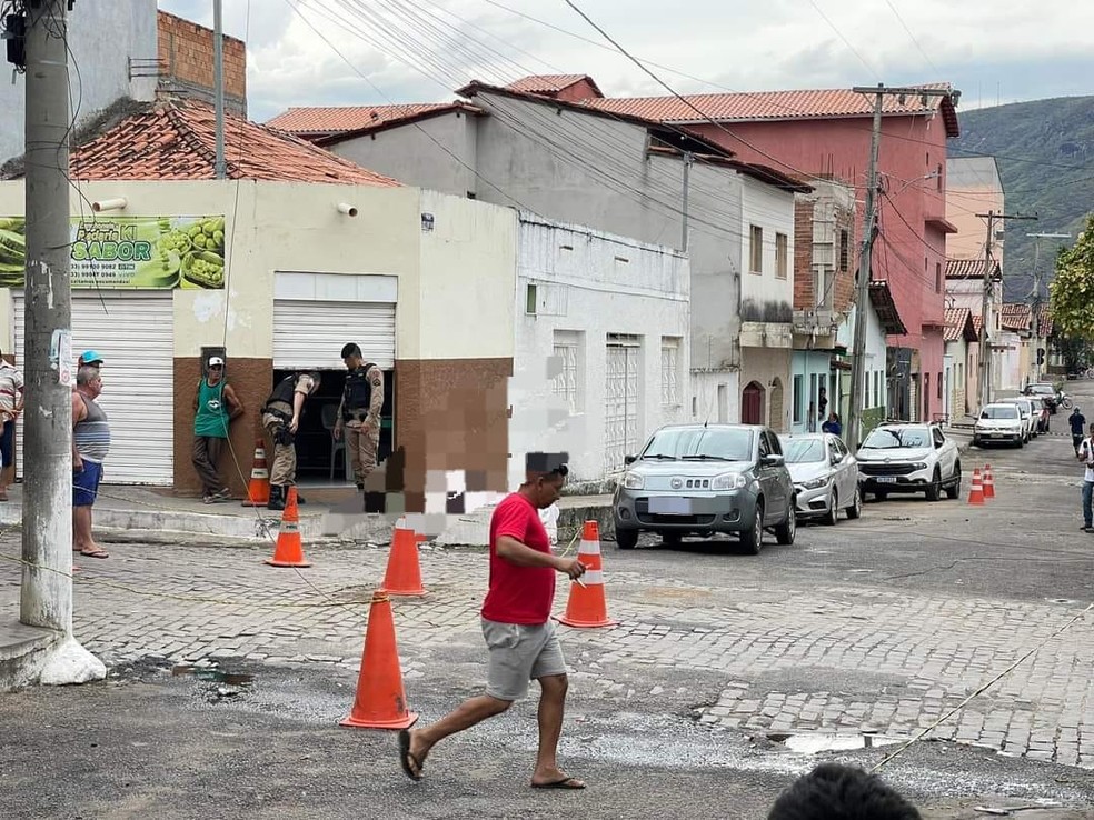 Homem morto após receber descarga elétrica em Itaobim — Foto: Redes sociais