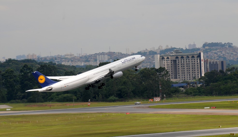 Avião decolando da pista do Aeroporto Internacional de Cumbica — Foto: Sidnei Barros/Prefeitura de Guarulhos