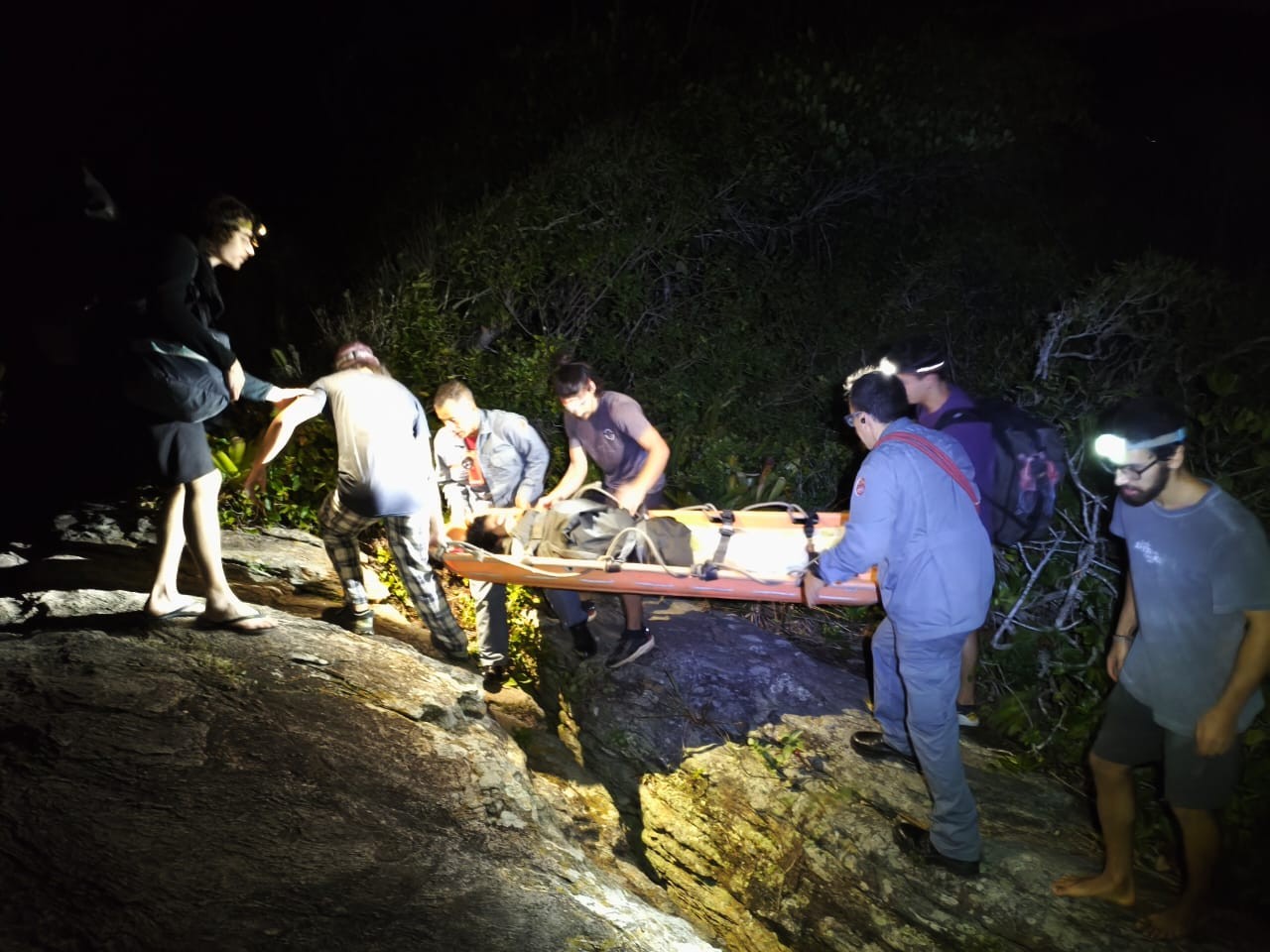 Atleta de escalada sofre queda em pedra de costeira e é resgatado em Ubatuba
