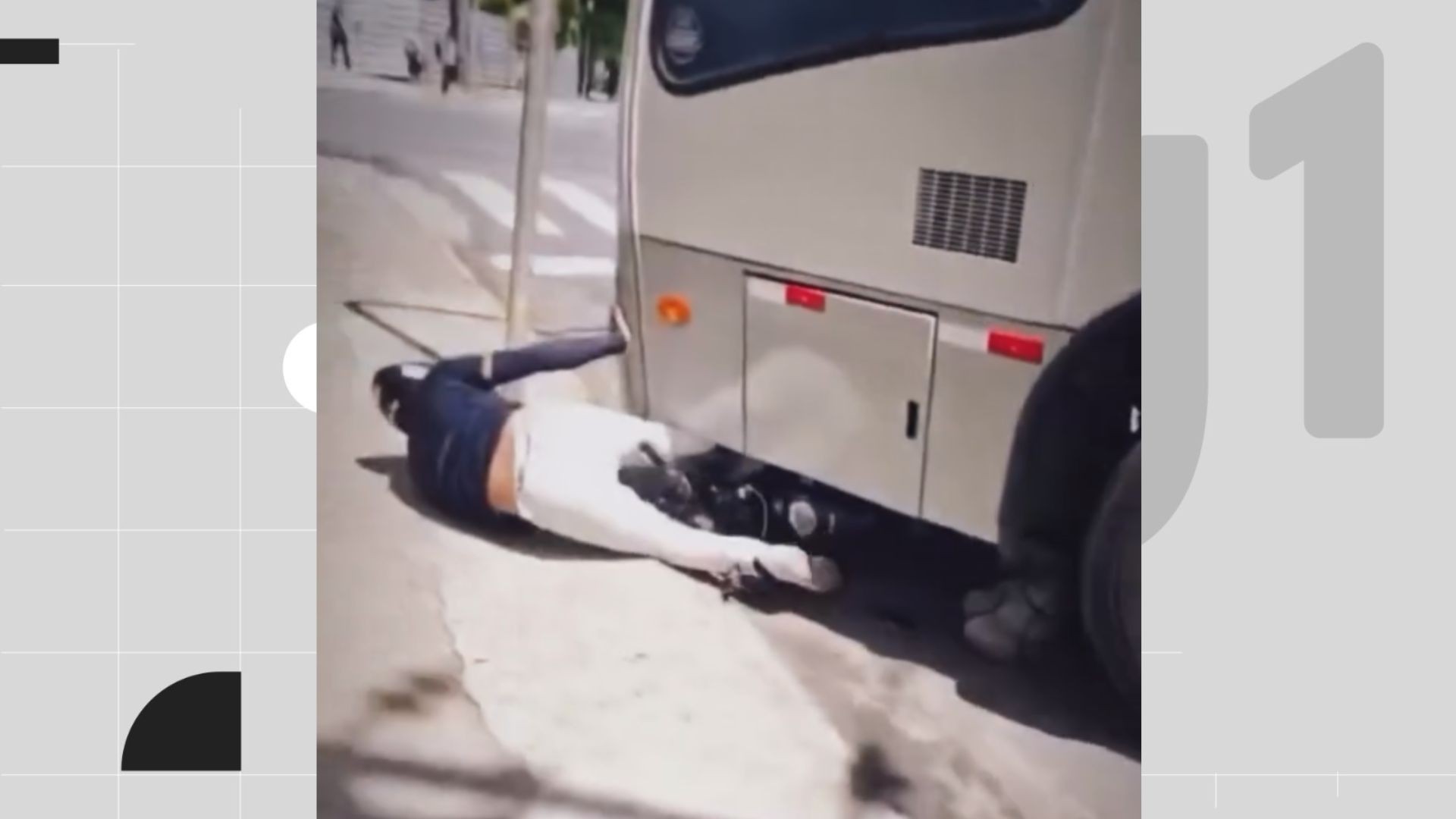 Ônibus passa por cima de motocicleta e arrasta condutor em briga de trânsito no Recife; VÍDEO