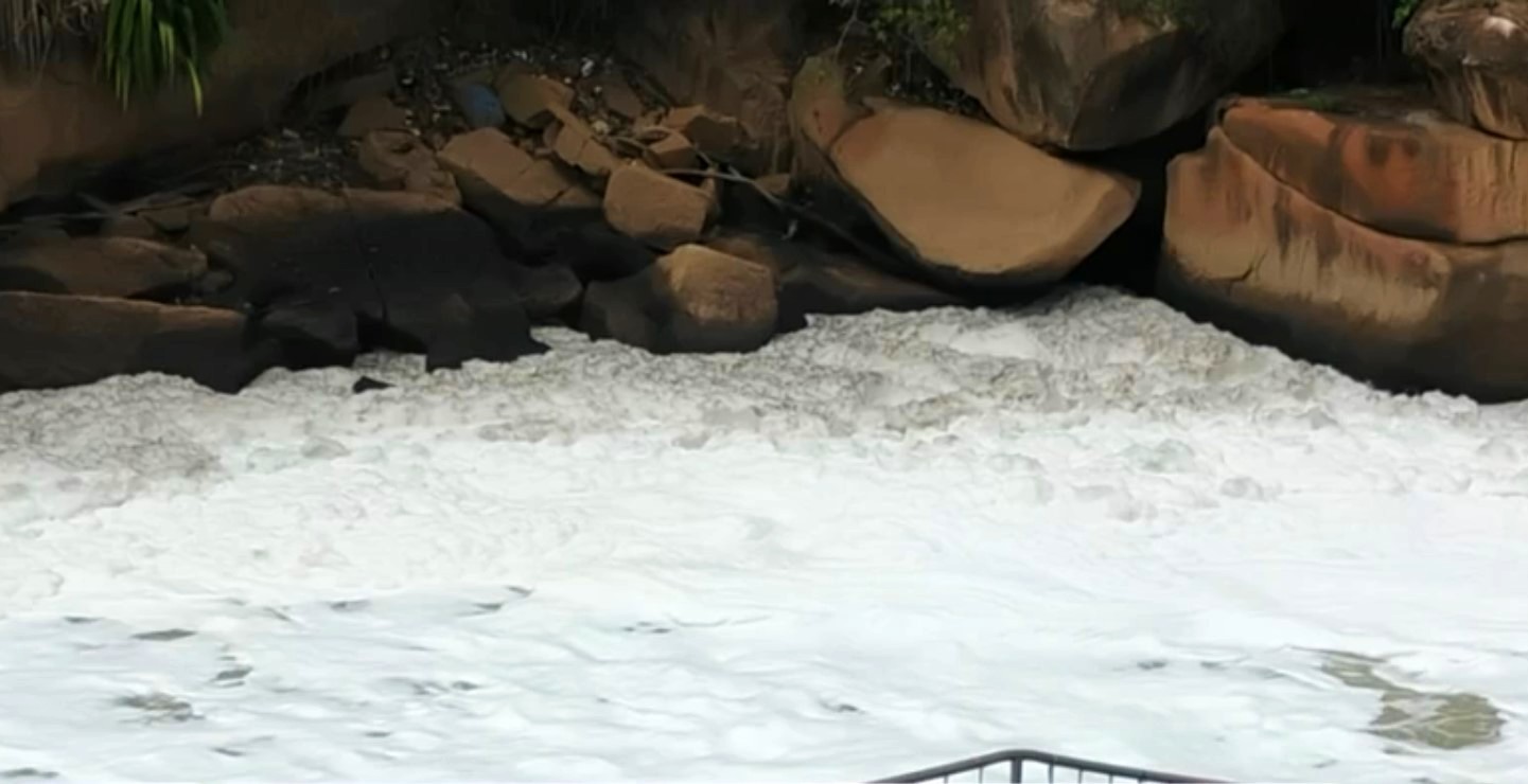 Espuma tóxica reaparece e volta a cobrir Rio Tietê em Salto