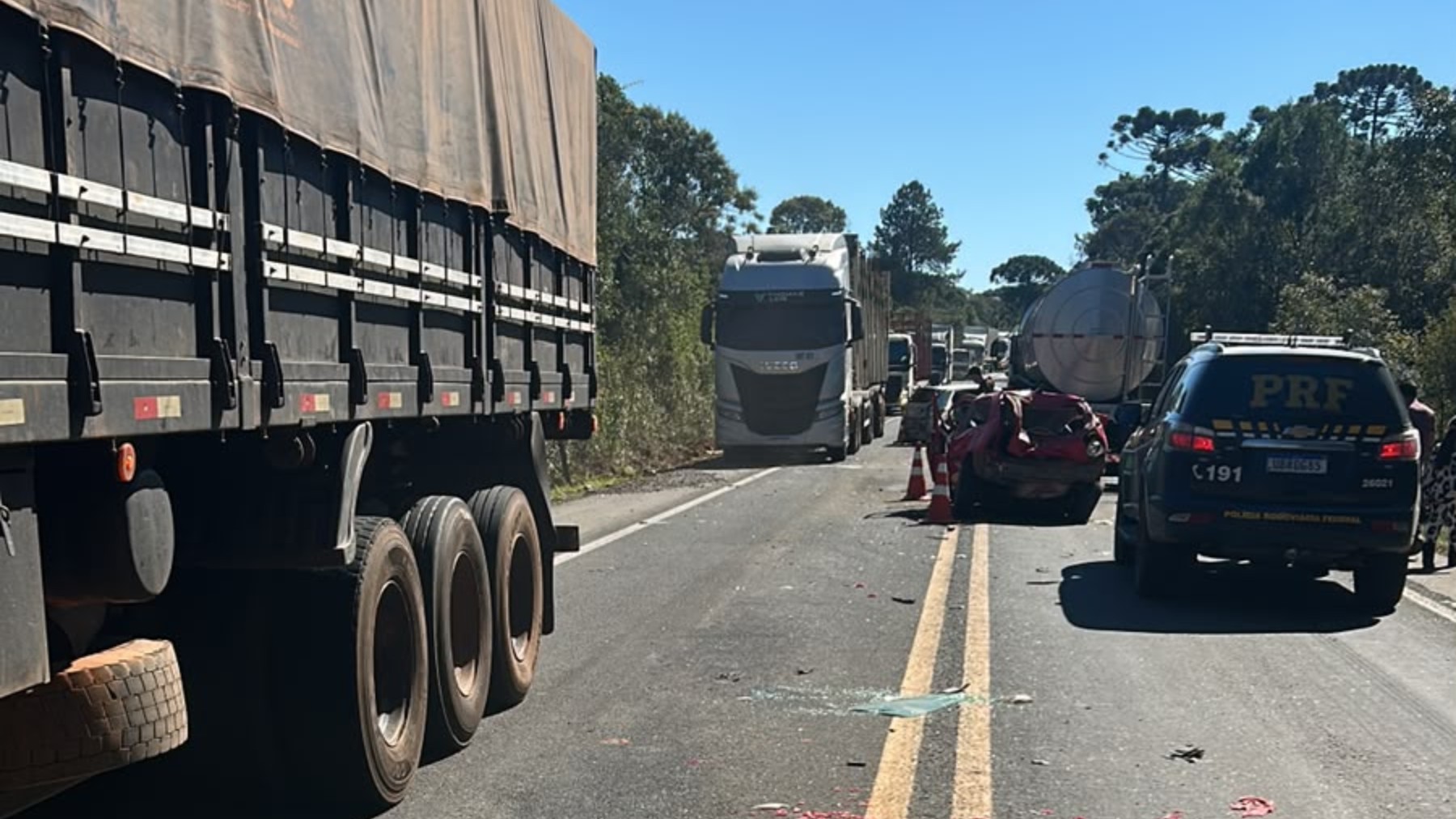 Engavetamento entre dois carros e três caminhões deixa motorista ferido em trecho de pistas simples da BR-153, no Paraná