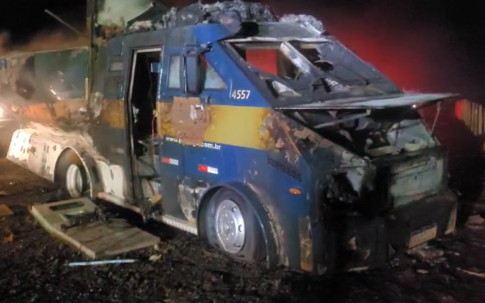 Carro-forte foi alvo de criminosos na noite desta segunda-feira (9), na região de Franca, SP — Foto: Reprodução/EPTV