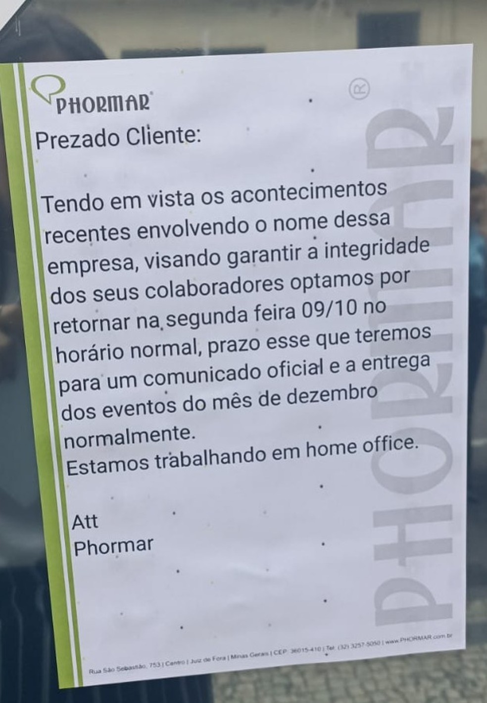 Comunicado colocado na porta da empresa em Juiz de Fora  — Foto: Reprodução