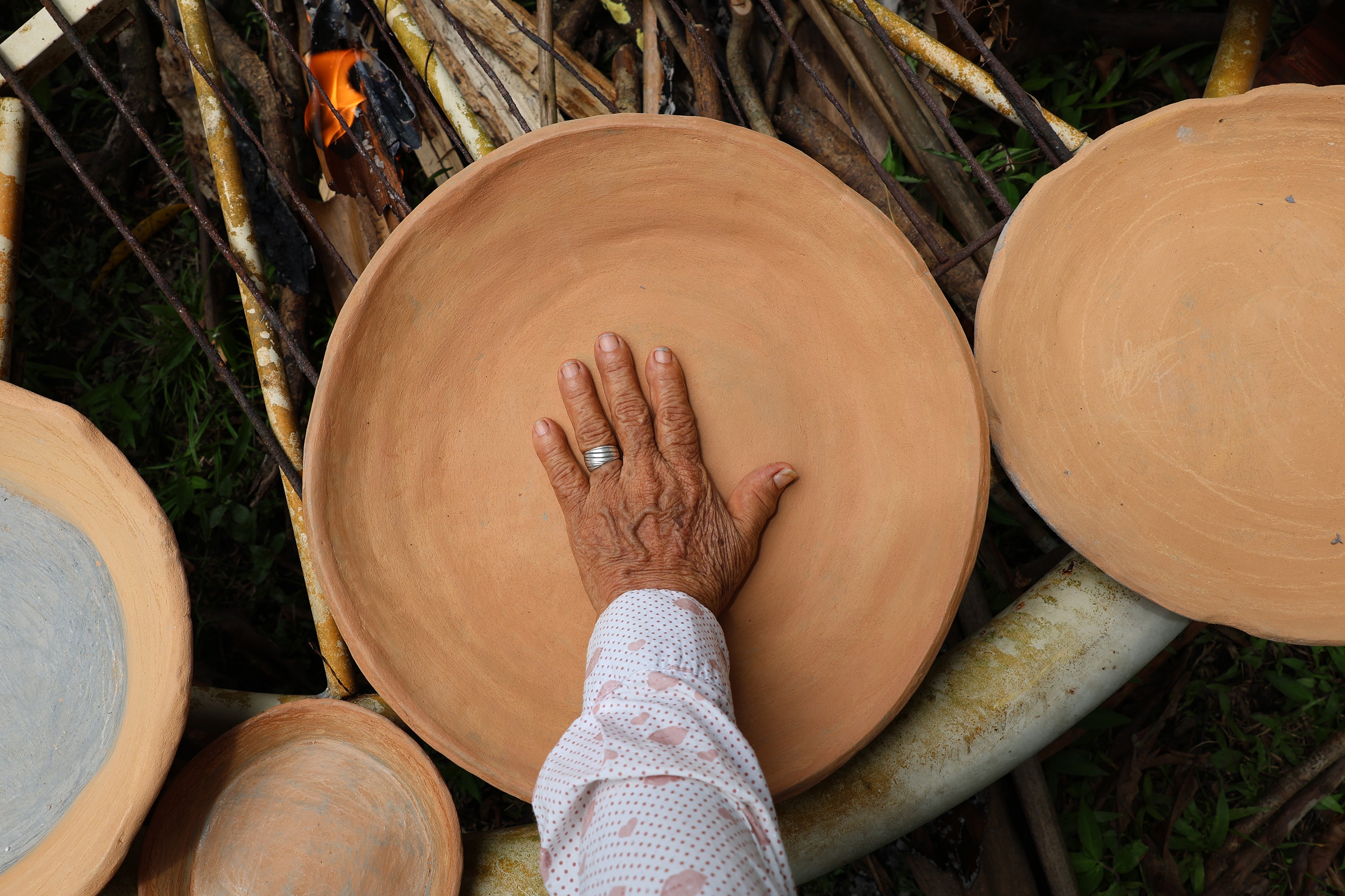 Mulheres retomam produção de cerâmica indígena 'esquecida' e resgatam tradição ancestral no AM