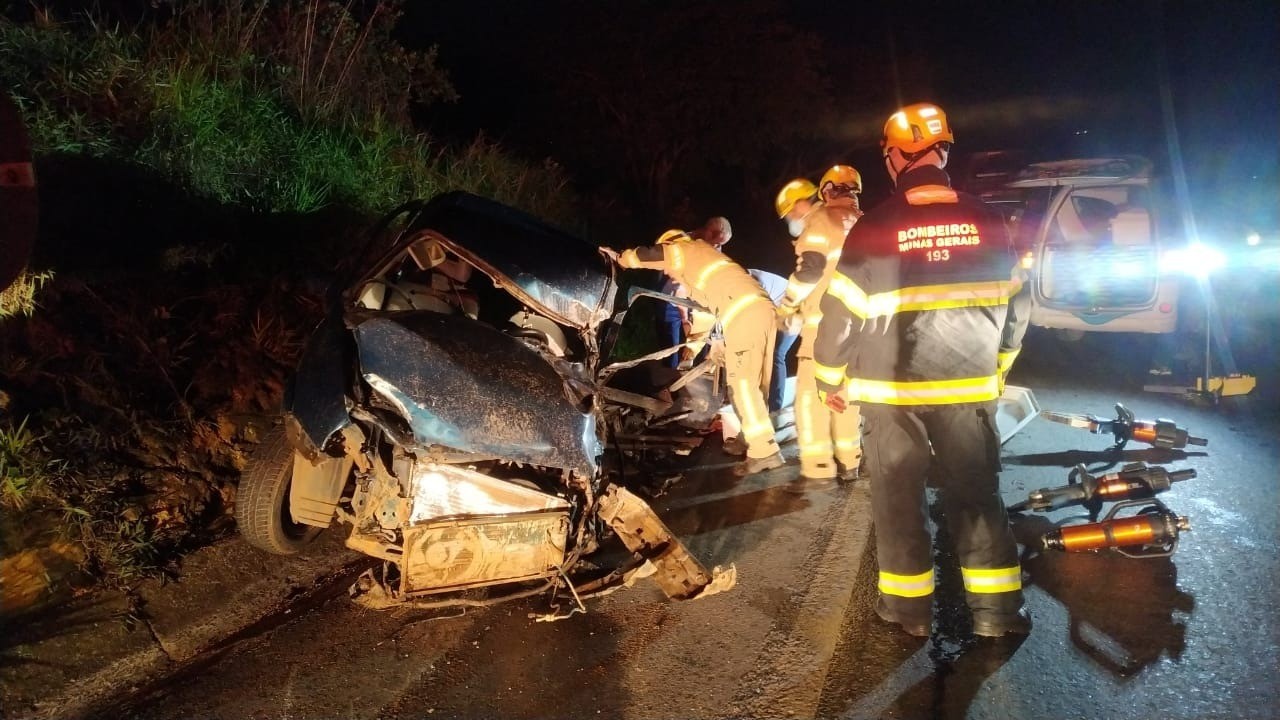 Acidente entre quatro veículos deixa dois mortos e 11 feridos na BR-365, em Montes Claros