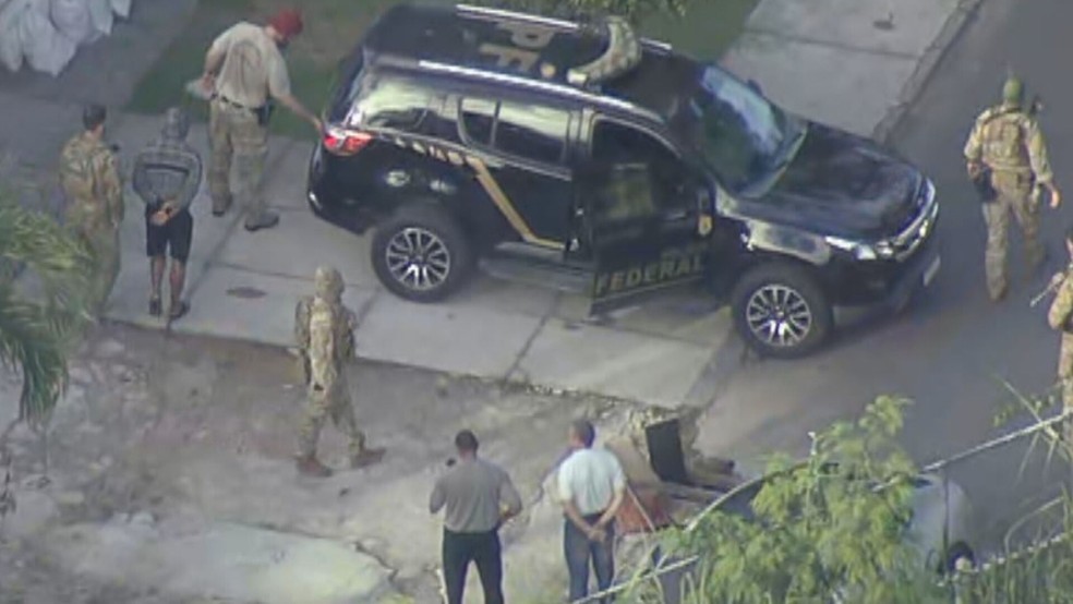 MC Poze é preso em casa no Recreio, na Zona Sudoeste do Rio — Foto: Reprodução / TV Globo