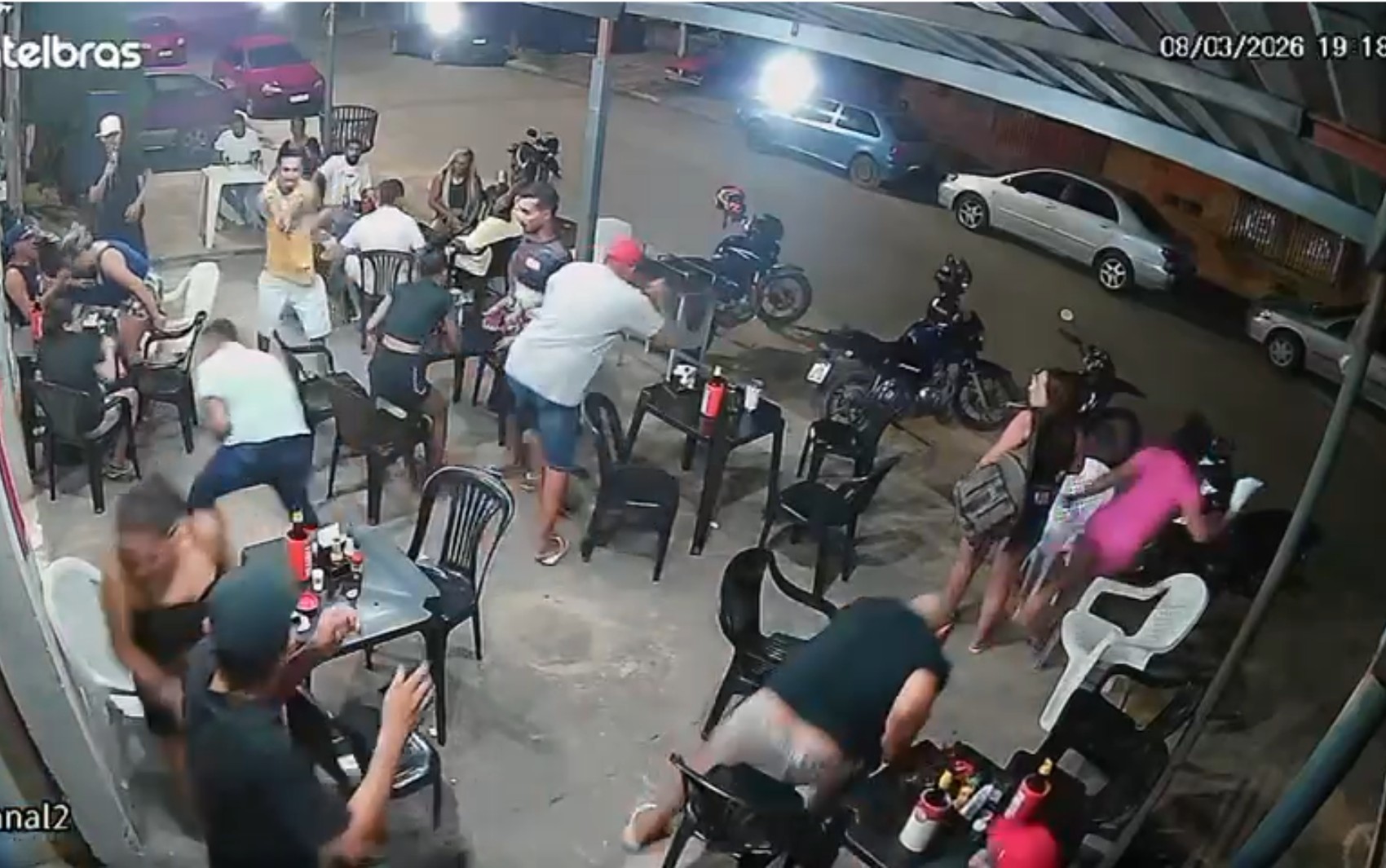 Homem é atingido por tiros no olho e na barriga durante confusão em bar na Bahia; suspeito foi preso