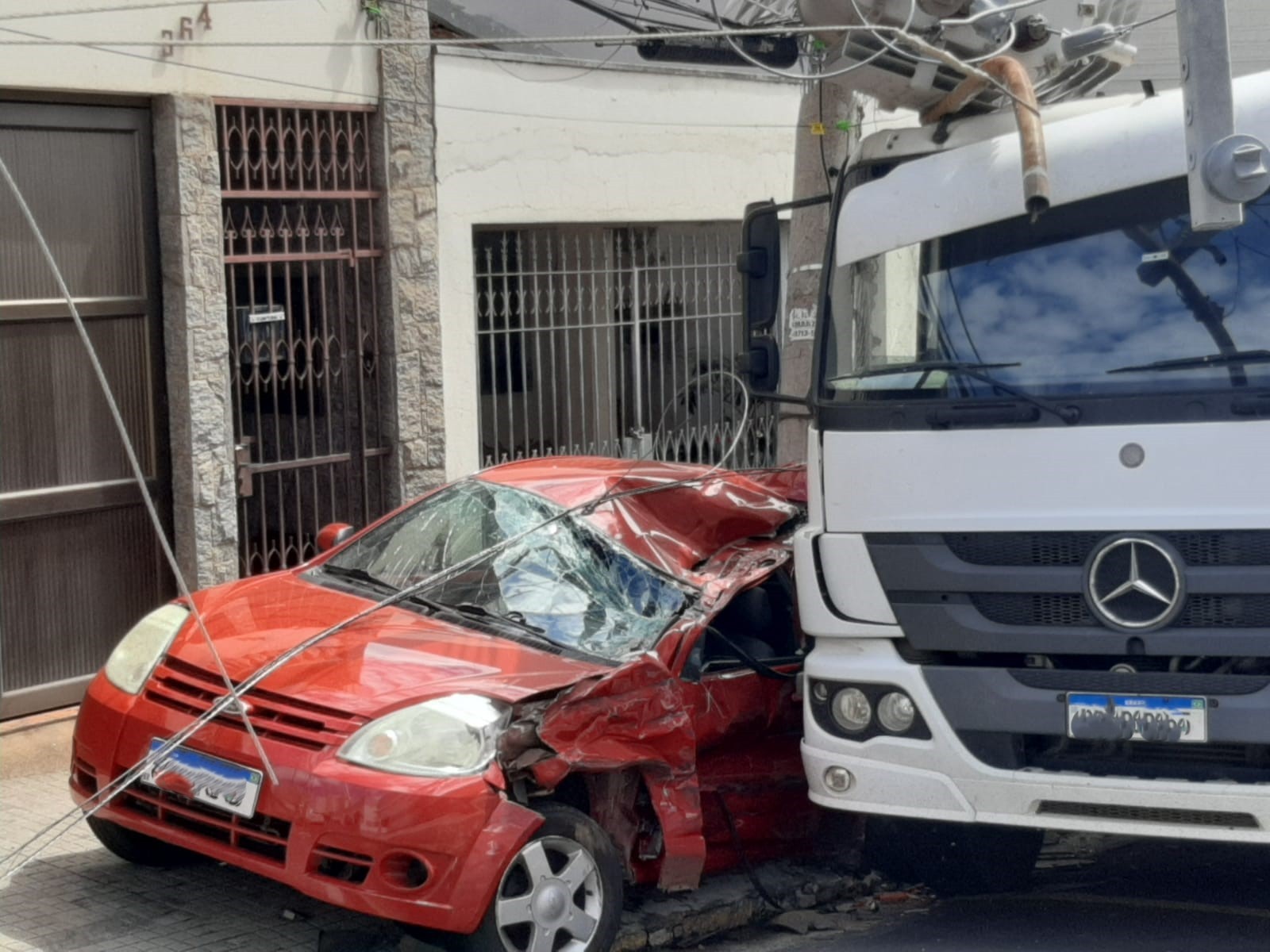Motorista de caminhão fica ferido após atingir poste de energia e carros estacionados em Piracicaba 