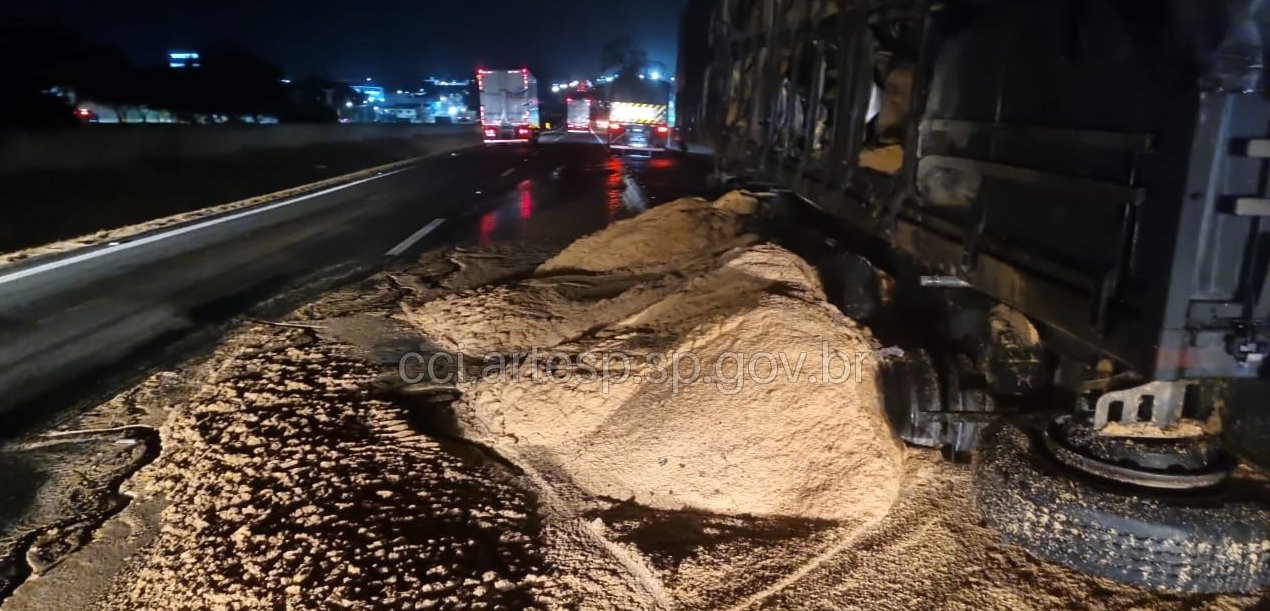 Carreta pega fogo e interdita Rodovia Anhanguera em Porto Ferreira
