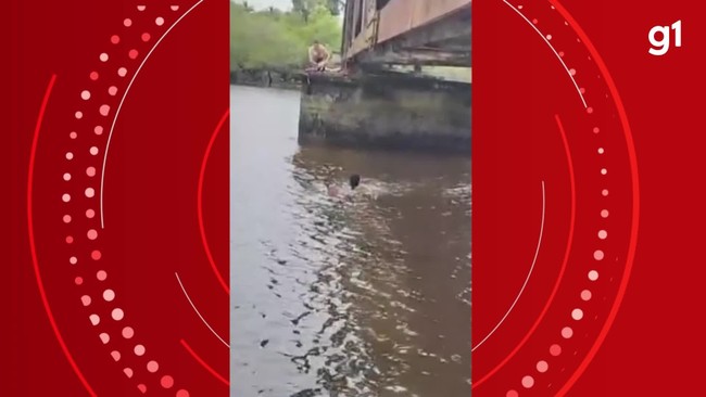 Mulher que caiu em ponte e ficou pendurada por cadarço é resgatada em SC