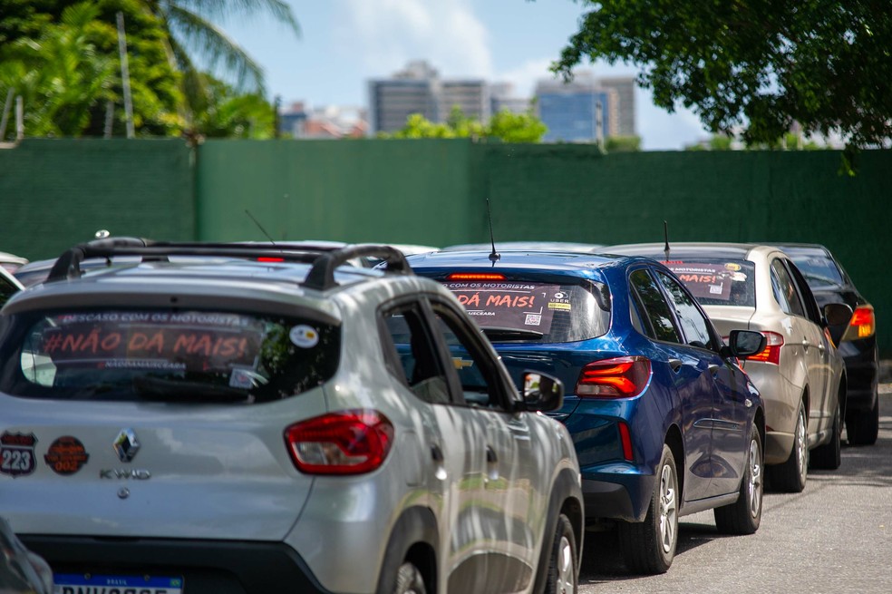 Motoristas de aplicativos protestam nas imediações do Centro de Eventos do Ceará — Foto: DAVI ROCHA/PERA PHOTO PRESS/ESTADÃO CONTEÚDO