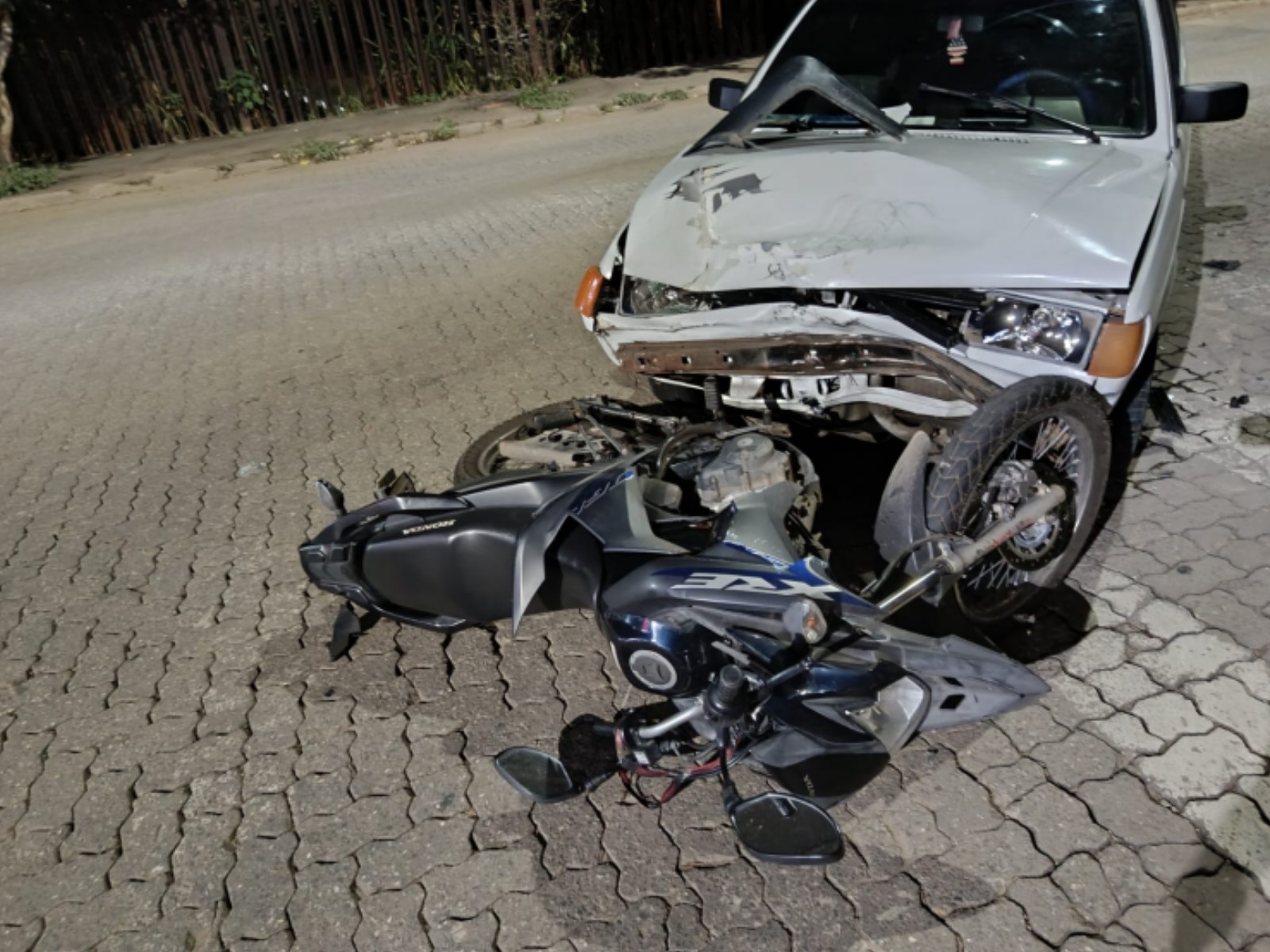 Acidente entre carro e moto deixa motociclista ferido em Governador Valadares