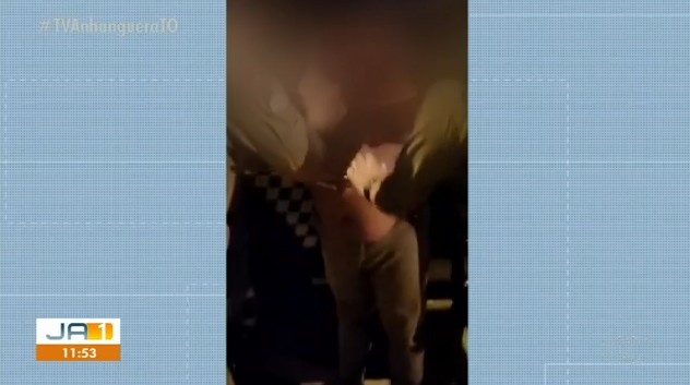 Homem tenta resistir à prisão após ser flagrado dirigindo caminhonete embriagado em avenida; VÍDEO