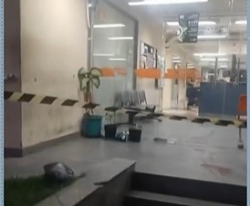 Homem detido é baleado dentro de delegacia na Baixada Fluminense após tentar pegar a arma de um policial