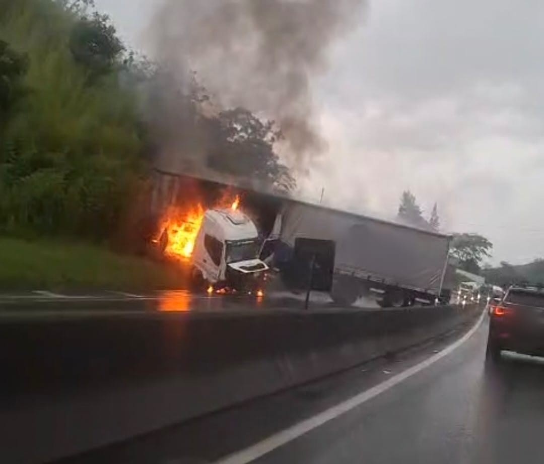 Acidente entre carreta e dois carros deixa pessoa ferida na Via Dutra, em Barra Mansa