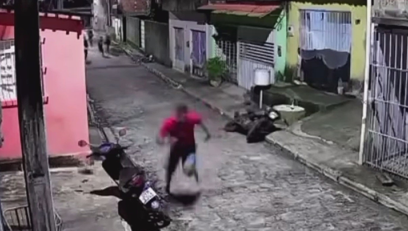 Grupo armado atira em jovens e deixa um deles ferido após ataque em Goiana; VÍDEO
