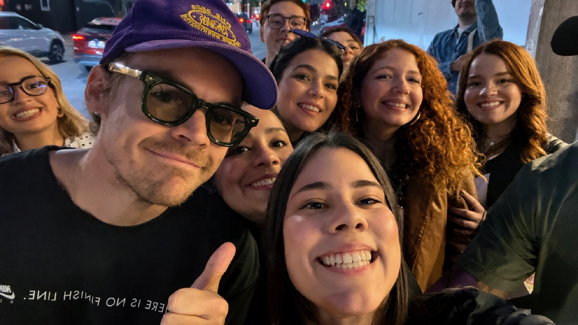 Fã encontra Harry Styles por acaso na saída de sorveteria e faz selfie com o cantor em SP: 'Foi um choque'