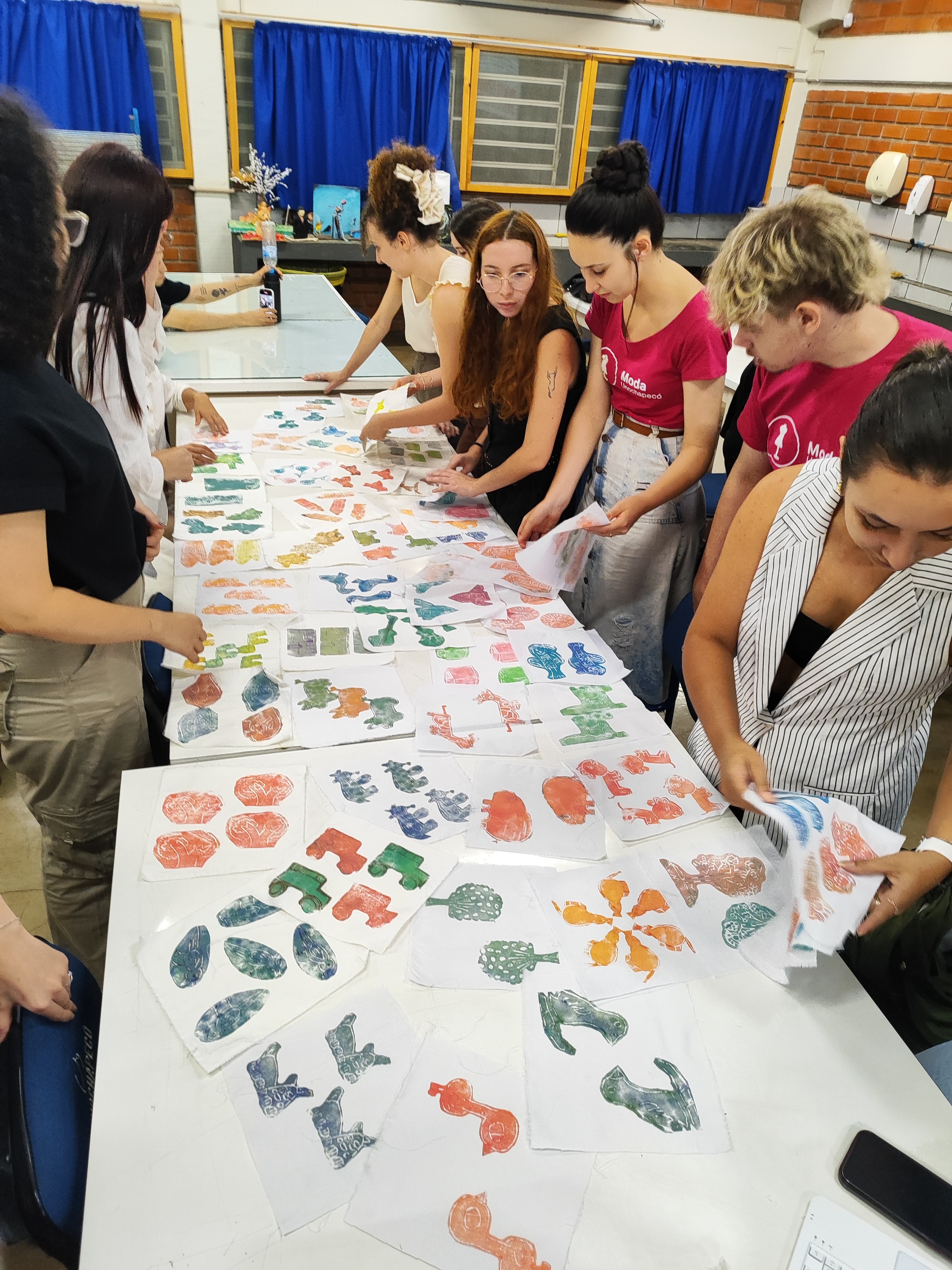 Coleção de moda autoral transforma desenhos infantis de alunos da Unochapecó 