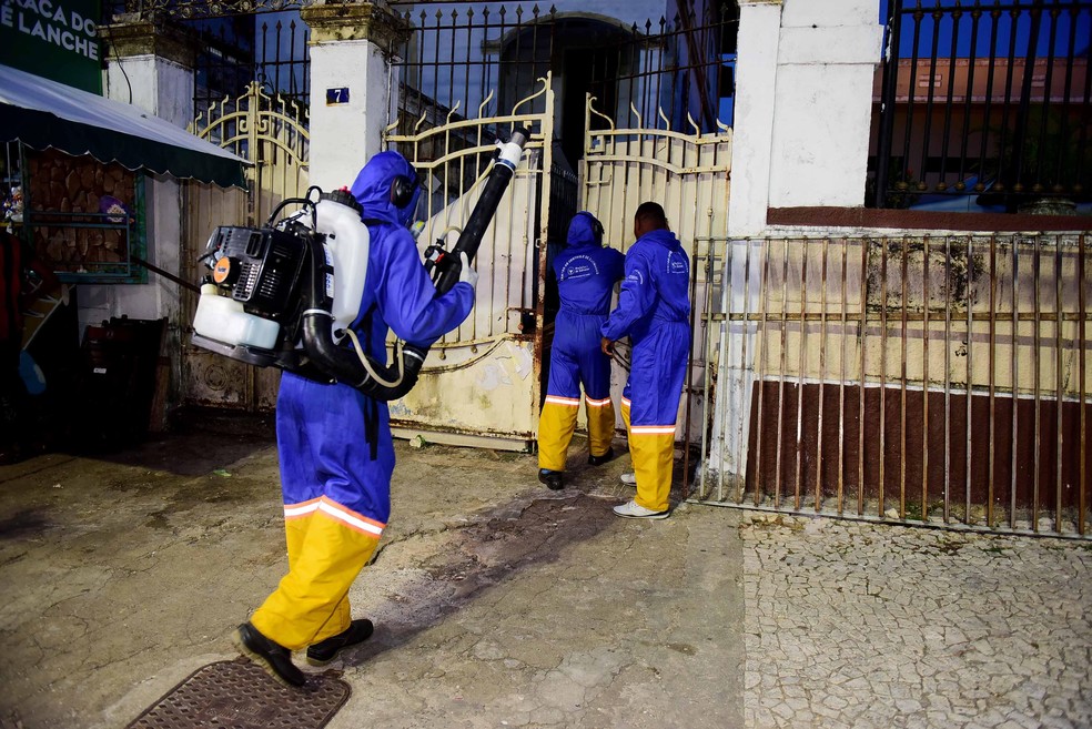 Agentes durante ações de combate à dengue em Salvador — Foto: Jefferson Peixoto/ Secom PMS