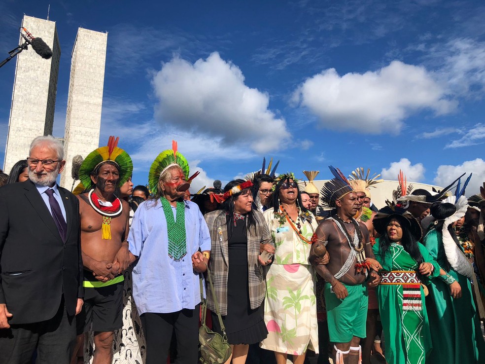 Indígenas no gramado em frente ao Congresso celebram criação da frente parlamentar e dão início ao acampamento Terra Livre, em 2023 — Foto: Paloma Rodrigues/ TV Globo