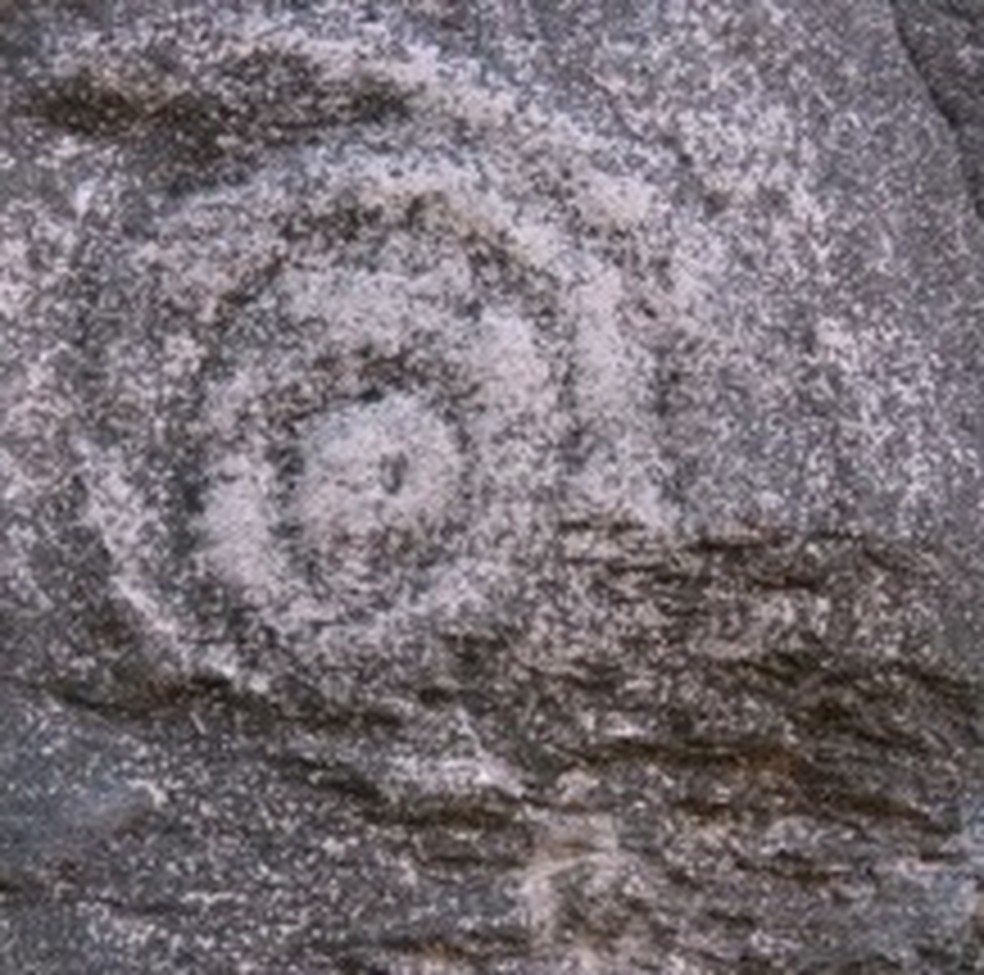 Gravura com círculos concêntricos, localizado em parede lateral do abrigo rupestre — Foto: MPF