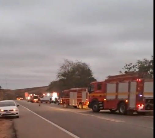 
Ônibus cai em ribanceira durante acidente grave na BR-381, em Periquito 