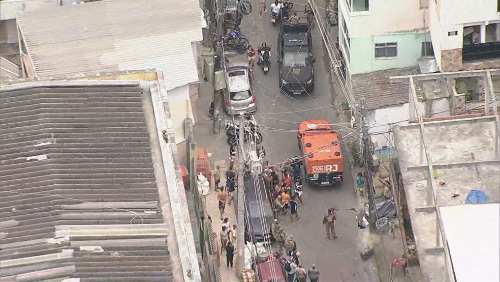 Carro da Defesa Civil na Ladeira dos Tabajaras; pelo menos uma pessoa foi morta durante a operação da Polícia Civil — Foto: Reprodução/TV Globo