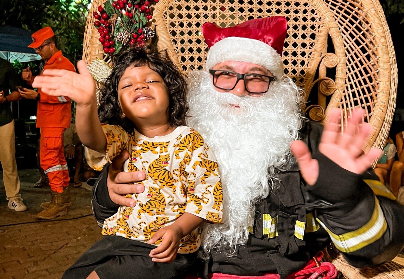 Fernando de Noronha tem Ciclo Natalino com shows, missas e chegada do 'Papai Noel Bombeiro'