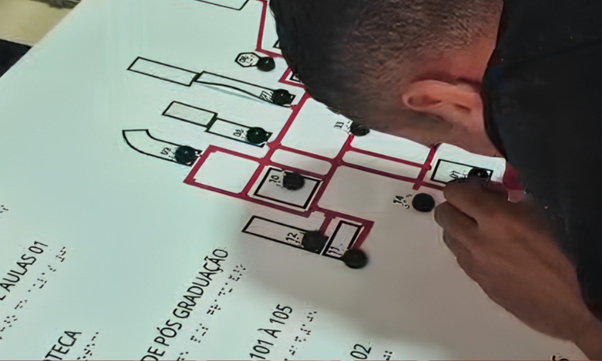 Estudantes desenvolvem mapa tátil sonoro para ampliar acessibilidade em universidade no interior da Bahia