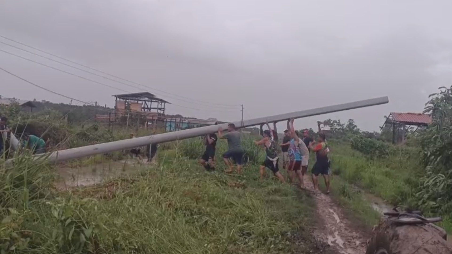 Vendaval derruba poste e destelha casas em Muaná, no Marajó