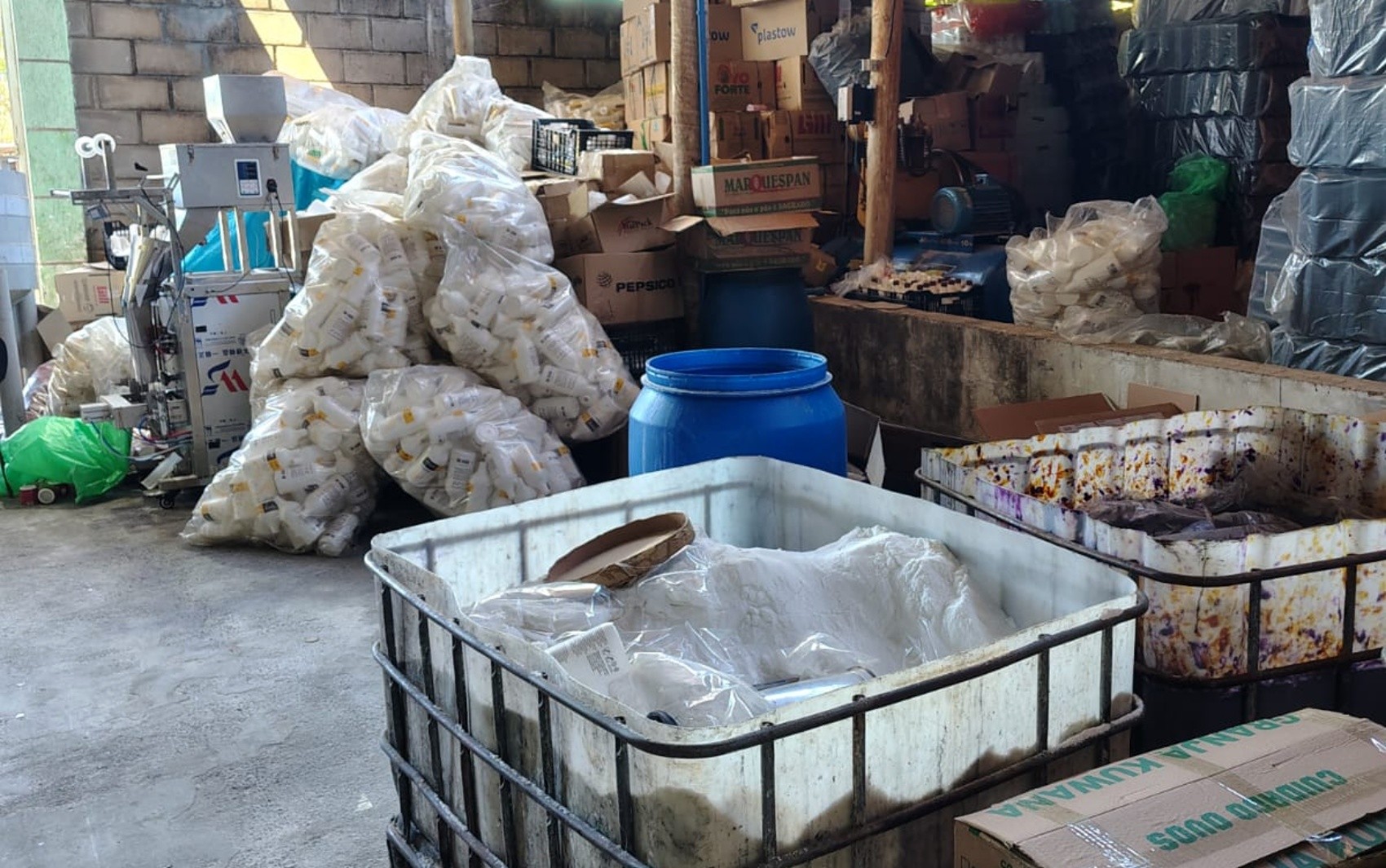 Fábrica clandestina de cosméticos é interditada pela Vigilância Sanitária em Estiva, MG