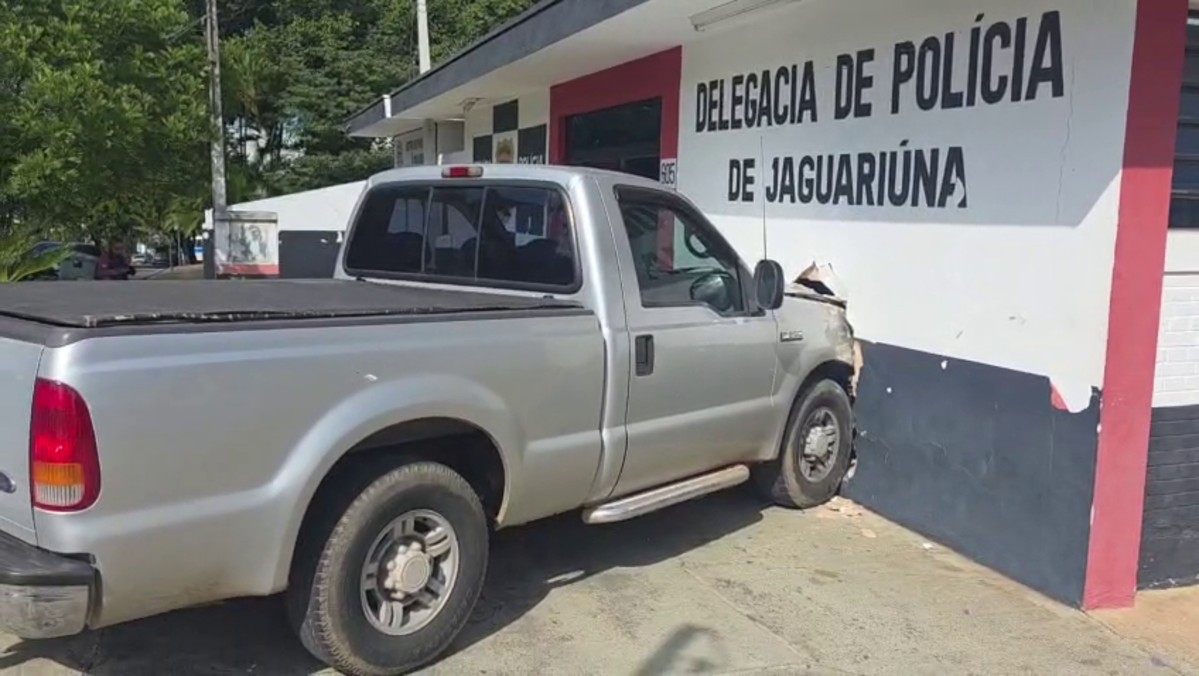 Carro invade delegacia no interior de SP; motorista teve mal súbito