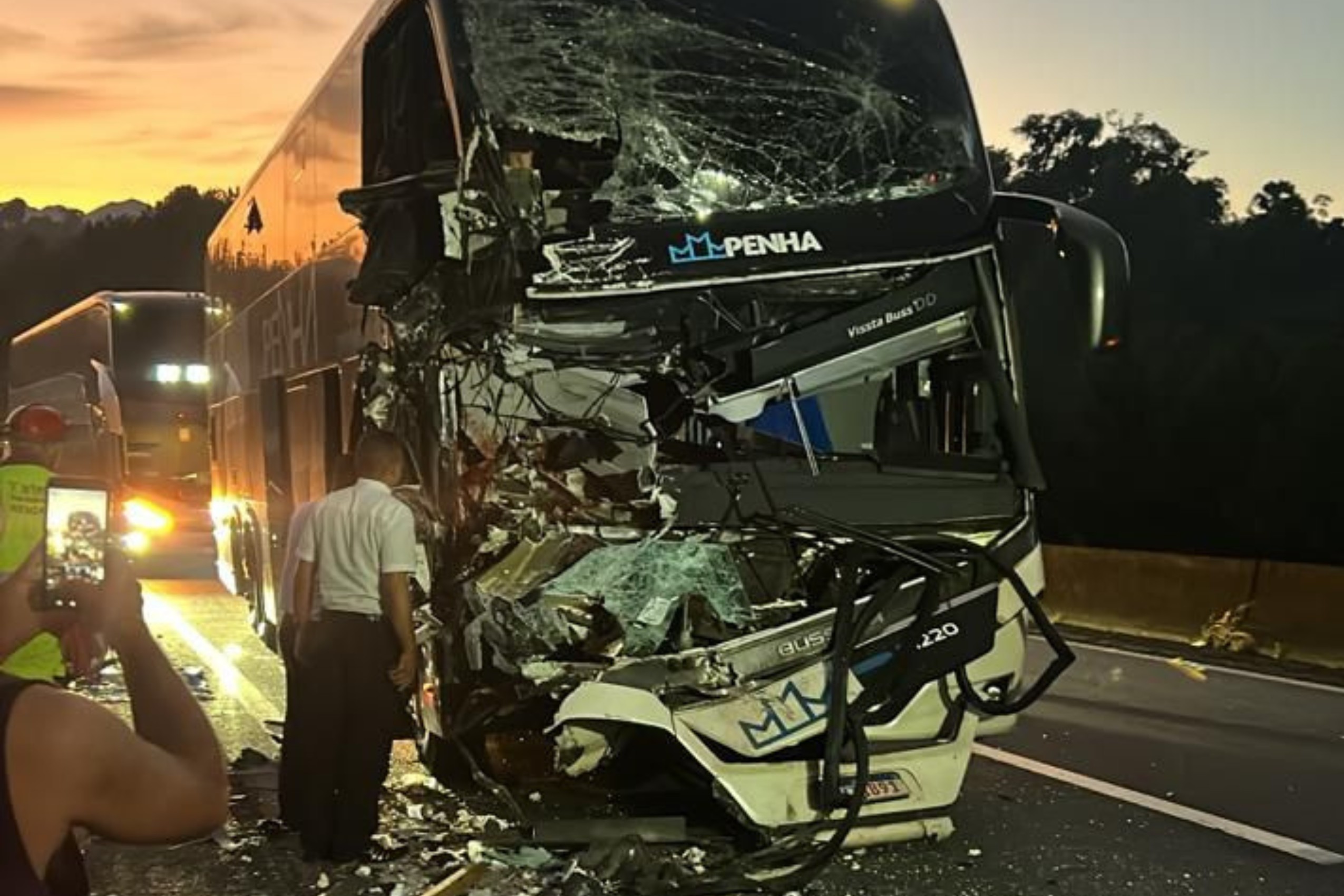 Acidente entre ônibus e carreta mata motorista e deixa sete feridos na BR-116, na Grande Curitiba