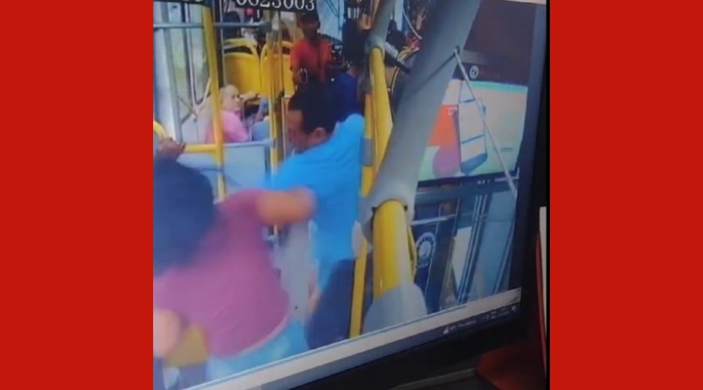 Assalto a ônibus em Manaus — Foto: Divulgação