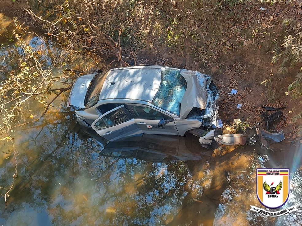 Carro ficou danificado ao cair de ponte — Foto: Polícia Militar Rodoviária