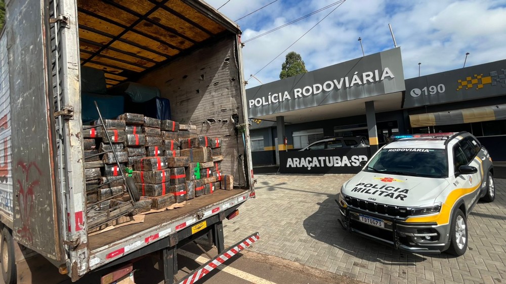 Motorista é preso com 1,7 tonelada de maconha escondida em carga de colchões em caminhão