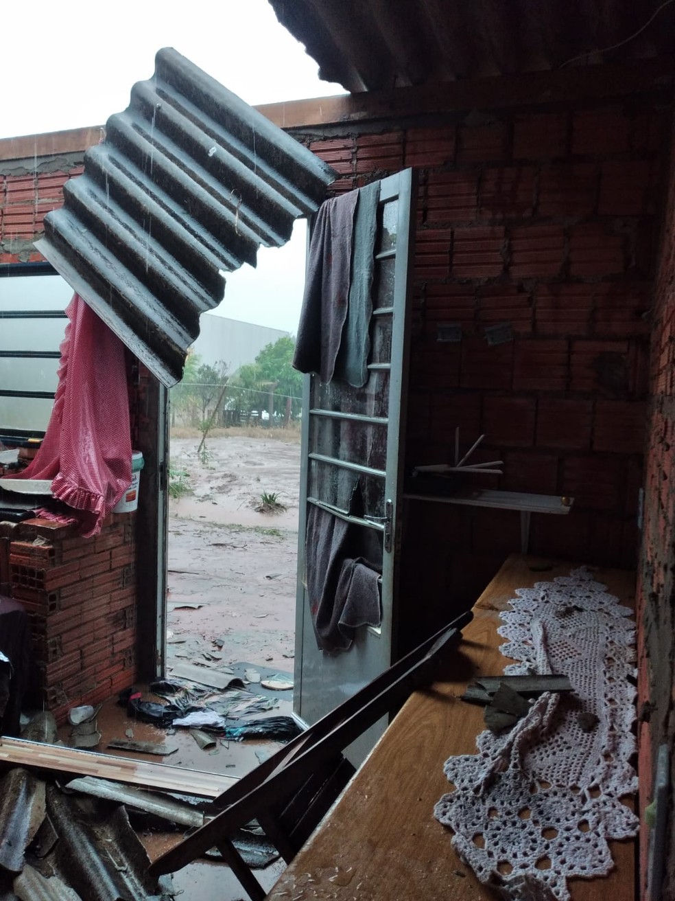 Casas ficaram destelhadas após tempestade em Anhembi — Foto: Adriano Baracho/TV TEM