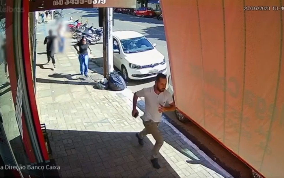 Policiais perseguem e prendem suspeito de tentar abrir conta em banco com documento falso