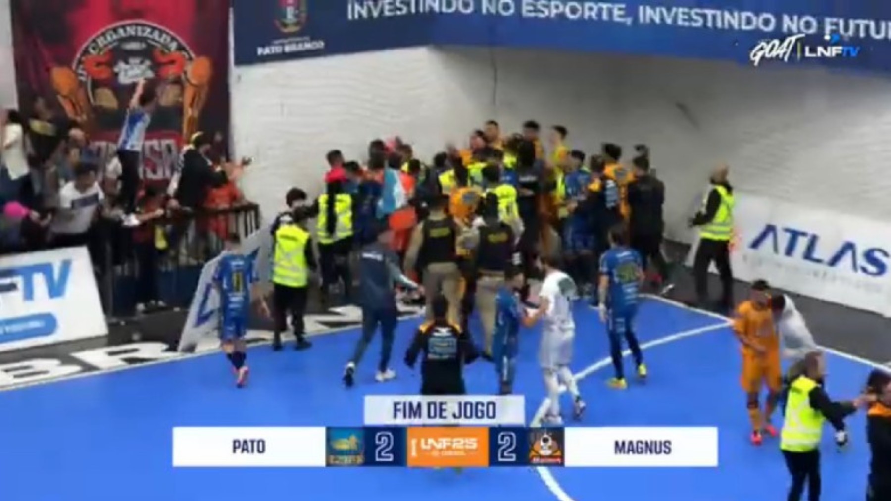 VÍDEO: polícia lança gás de pimenta em jogadores durante confusão em fim de partida de futsal, no Paraná