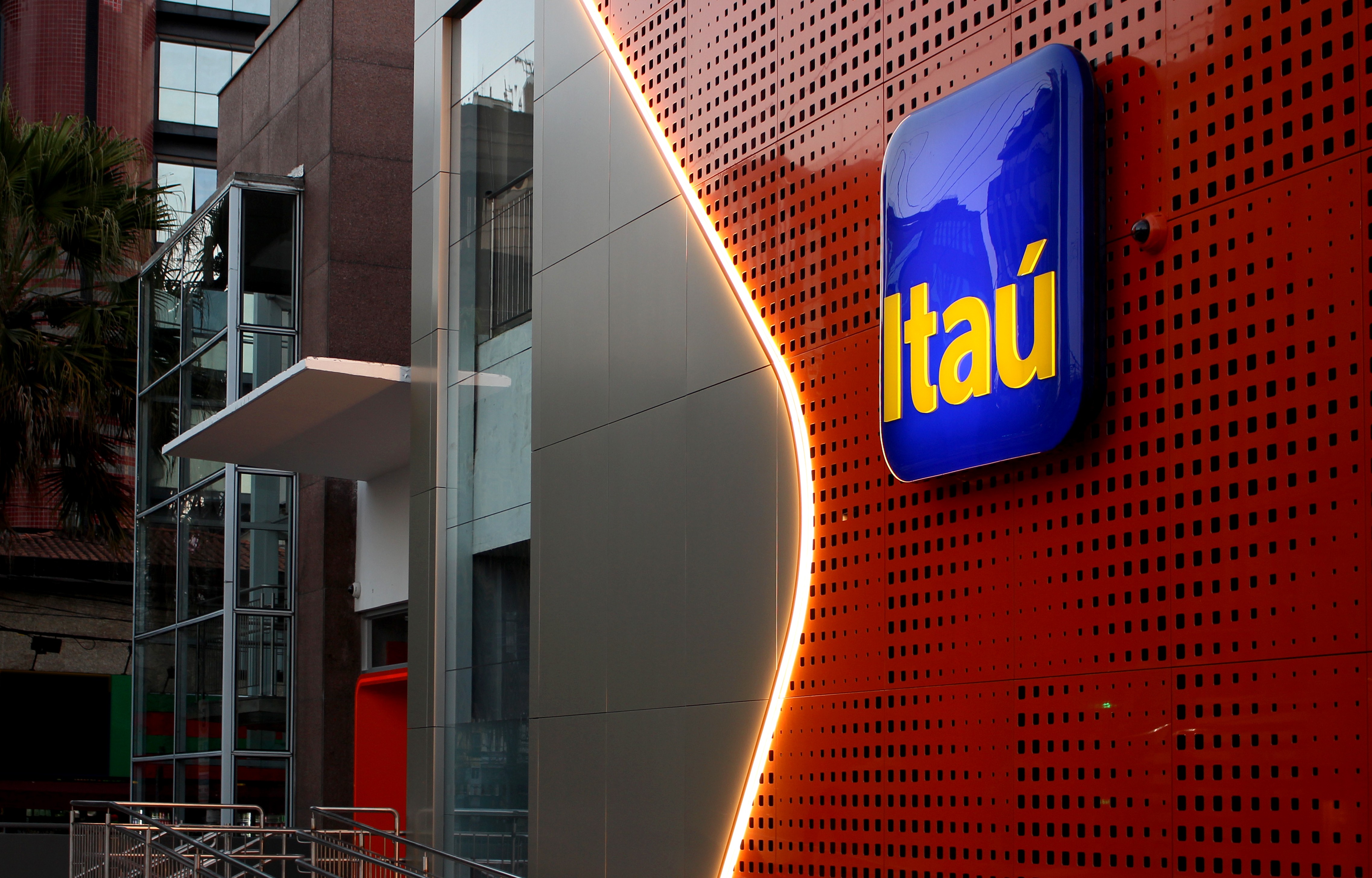 Itaú Unibanco registra o maior lucro da história entre os bancos listados na bolsa, mostra levantamento